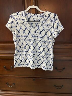 Chico's White V-Neck Short Sleeve Top with Blue Tie-Dye Lattice